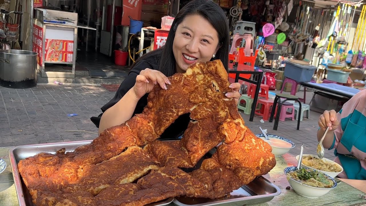 【寻尝姐妹】在天津早餐吃大糖果子，27元一个大果子，引得围观群众纷纷拍照！