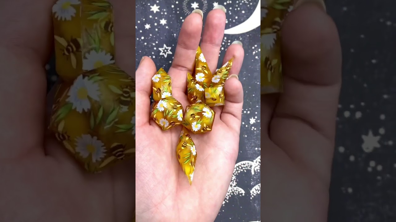 Don&rsquo;t worry, bee happy 🌼🐝 #craft #dice #handmade #bee #dnd #artist #resin #honeybee #ttrpg