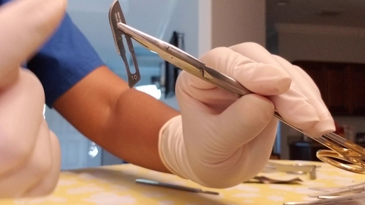 Loading/ unloading a scalpel