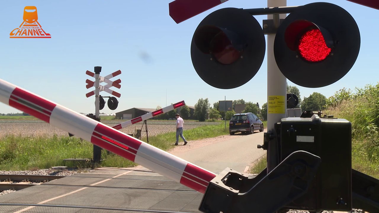 DUTCH RAILROAD CROSSING - Zevenbergen - Molenweg
