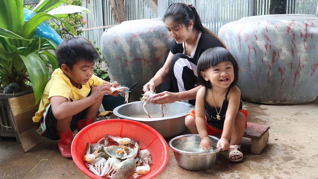 Seyhak invite Mommy and Siv chhee to taste blue crab stir fried glass noodle - Cooking with Seyhak