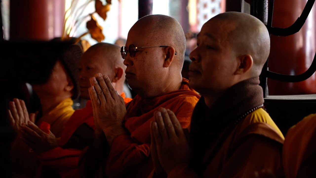 Global Buddhist delegation visits Beijing's Yonghe Temple