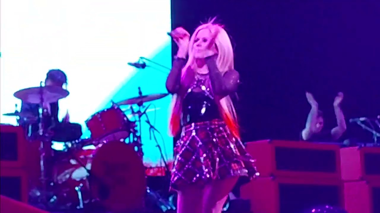 Avril Lavigne - Girlfriend [Live @ Orillia, ON // 30.04.2022]
