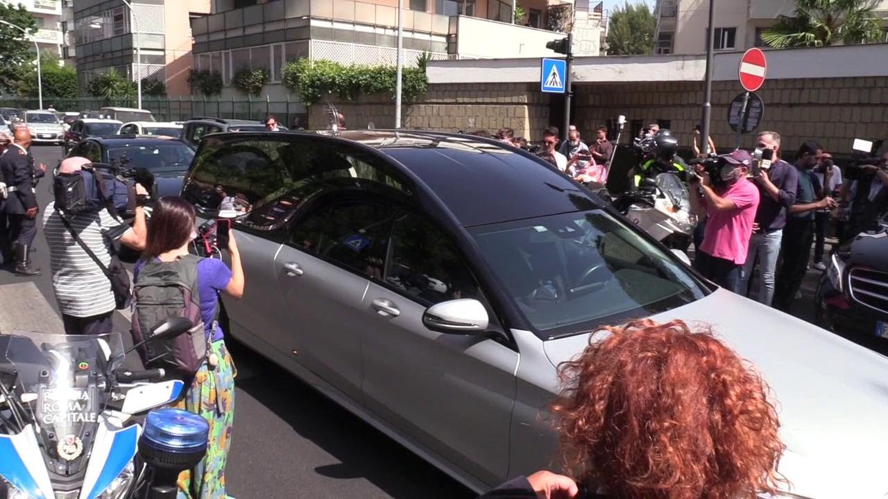 Addio a Raffaella Carrà, il corteo funebre dalla casa di Via Nemea alla Rai di Viale Mazzini