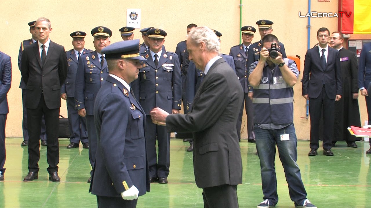 El ministro de Defensa condecora a los ‘héroes anónimos’ del accidente del F16 griego en Albacete