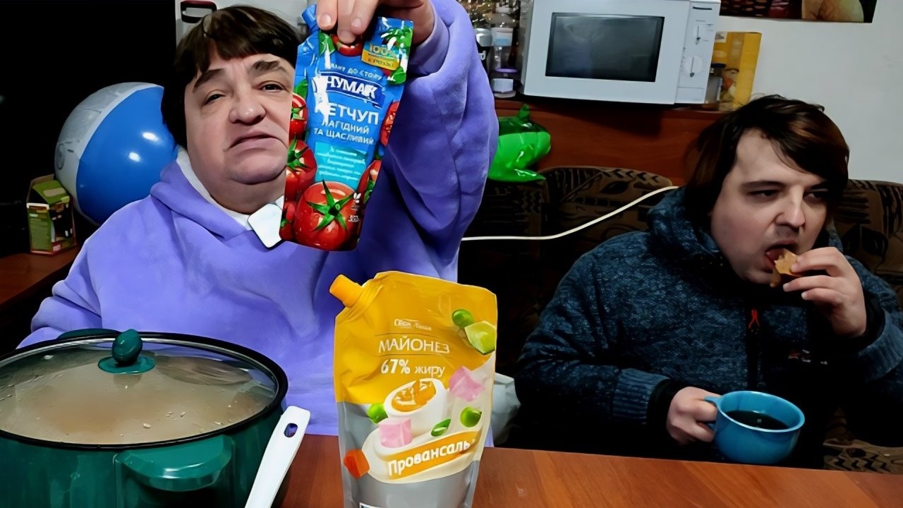 Гарячий чай, залишки нутелли, тунець