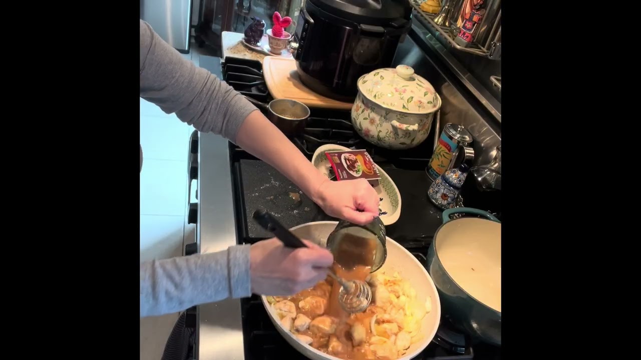 Курица с подливкой на хрустящем картофеле фри. Вкусный ржаной чесночный хлеб с прошутто и моцарел...
