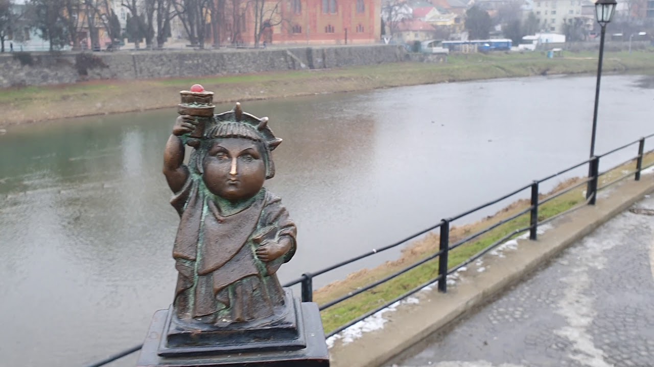 Мини-скульптура Свободка  - самая известная мини-скульптурка в Ужгороде. Маяк 
