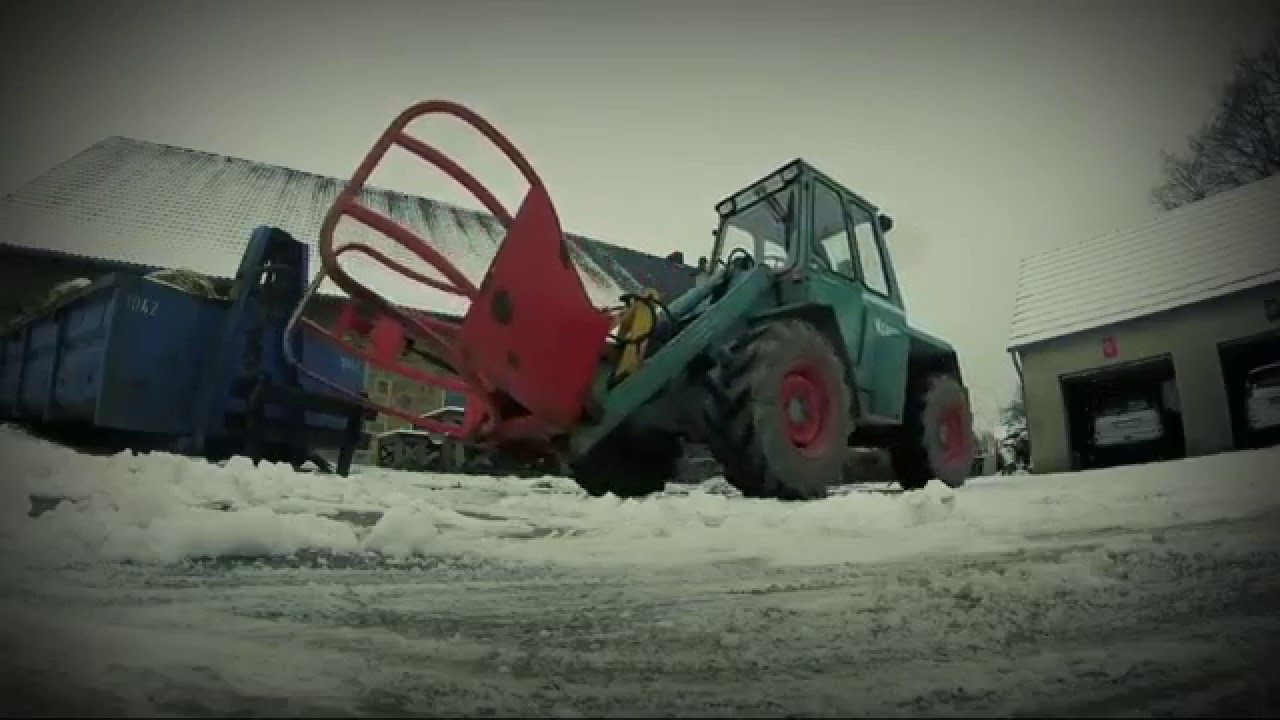 KRAMER ALLRAD 312SL mit Ballenzange - Heuraufe befüllen [HD]