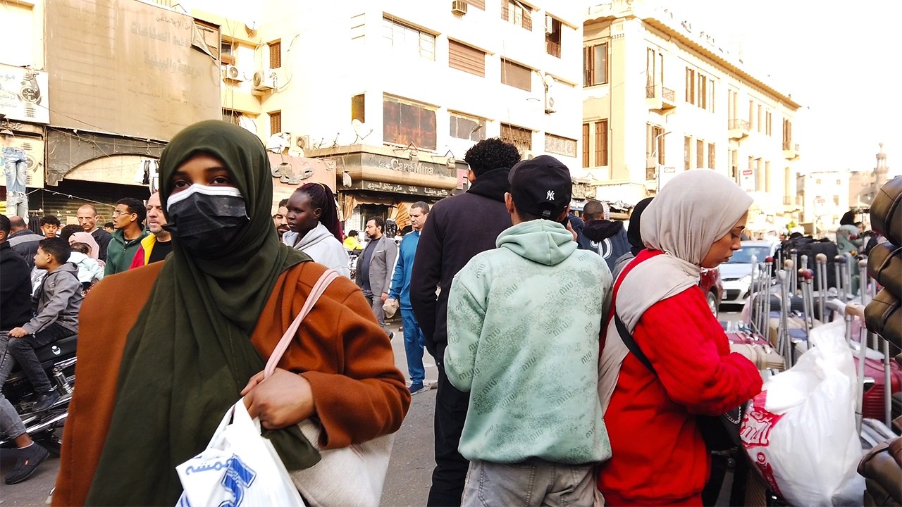الاسواق الشعبية  المزدحمة في القاهرة مصر جولة سير علي الاقدام