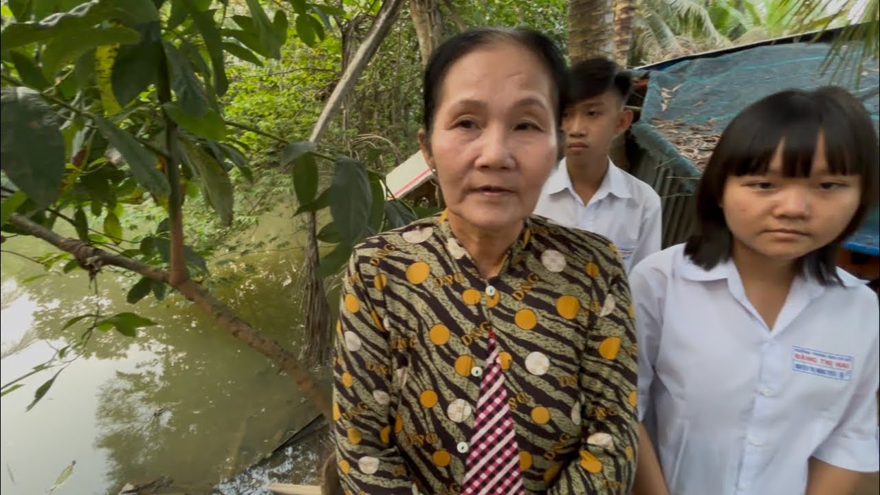 Bà con 5 hộ dân khó khăn,hằng ngày sử dụng nước mương,ước mơ được Nhà hảo tâm hỗ trợ 
