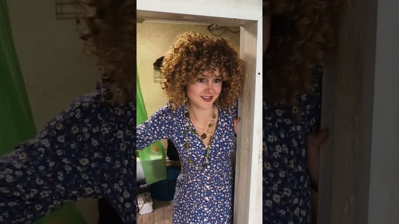 нарисованные плакаты и столы буквой П - свадьбы, на которых я была в детстве 😁