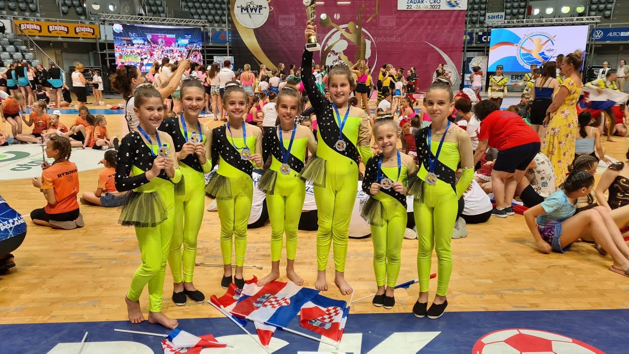 Mačanske mažoretkinje Alina, mini mix kadeti 2022.- 2. mjesto