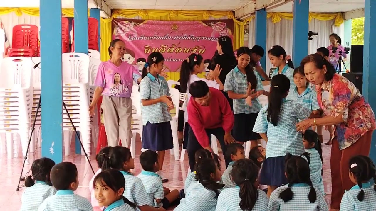 ธิดาลาวพาเพื่อนรำ