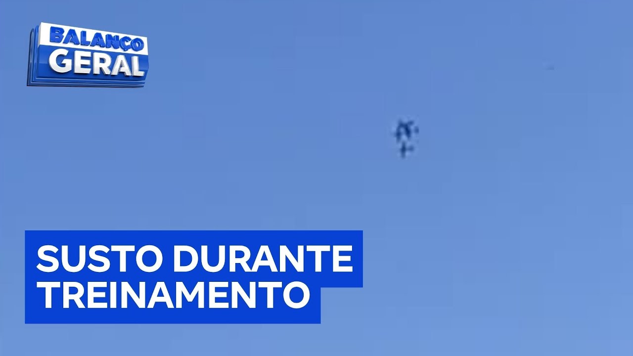Piloto da FAB se ejeta ap&oacute;s colis&atilde;o entre avi&otilde;es da Esquadrilha da Fuma&ccedil;a n