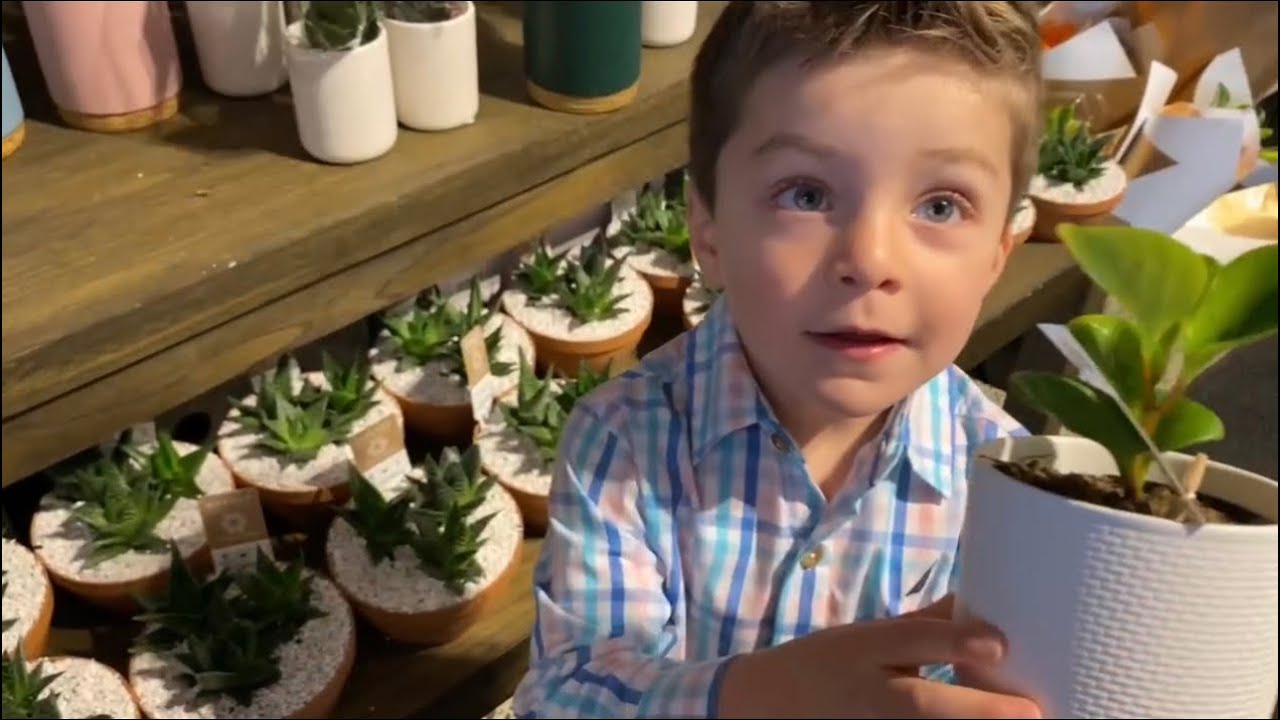 Shopping Adventure for Mum’s Birthday surprise! Fun Videos for Kids with Oliver and Lucas