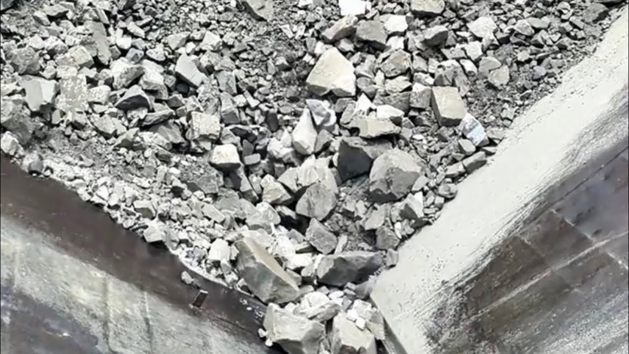 The Complete Process Of Unloading A Huge Block Of Phosphate Rock! Unloading Is Very Difficult!