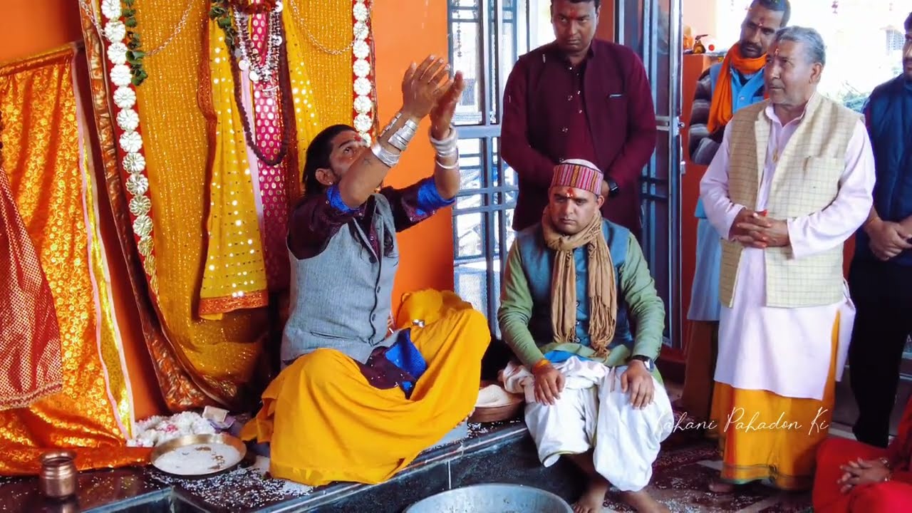 भैरव देवता लोगों को अपना आशीर्वाद देते हुए।