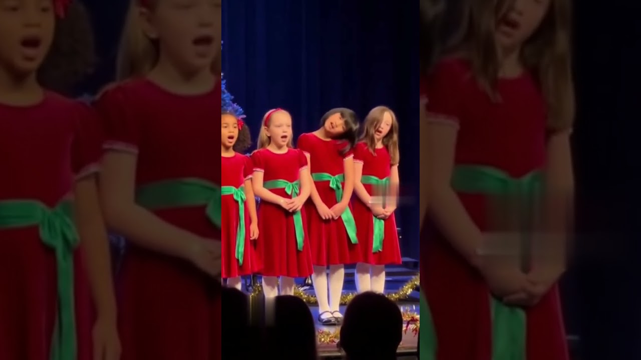 NAVIDAD POSE&Iacute;DA: Cuando el concierto escolar sale TERRIBLEMENTE mal 🎄😱 (Concepto de Terror)