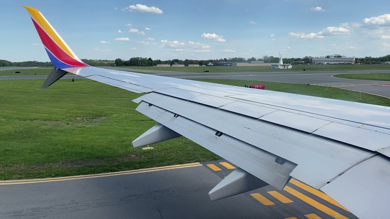 Southwest Airlines 737-800 Landing in Albany