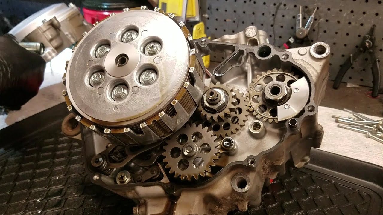 1:11 YZ250F 2019-2023 Full Motor Rebuild (Part 3) Crankshaft installed engine installed in the bike.