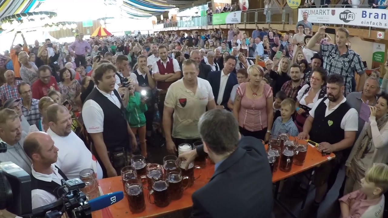 Weltrekordversuch im Maßkrugtragen beim JURA Volksfest Neumarkt 2017
