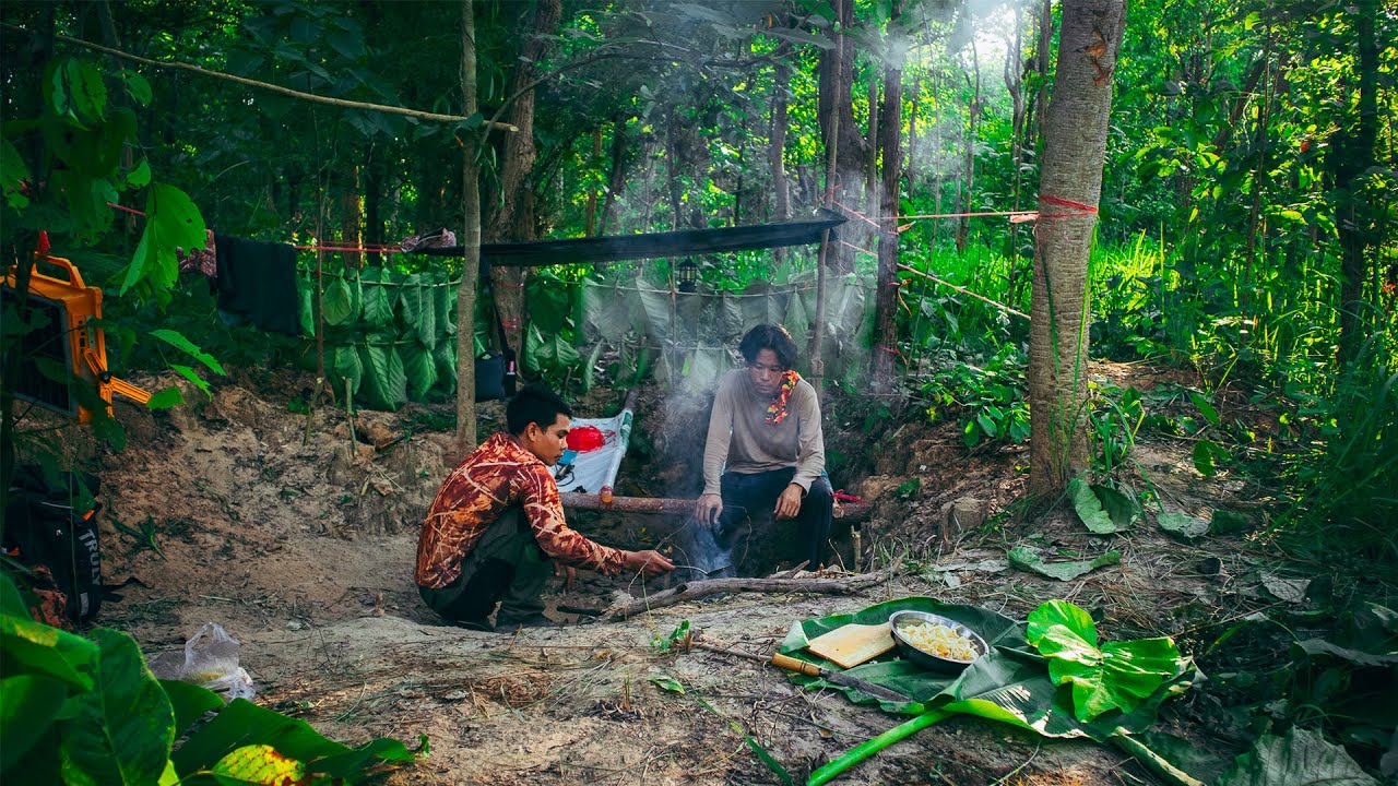 วันที่ 2 นอนร่องน้ำในป่าฤดูฝน  ออกล่า หาอาหาร เก็บเห็ดขอนไม้ เพื่อดำรงชีพ