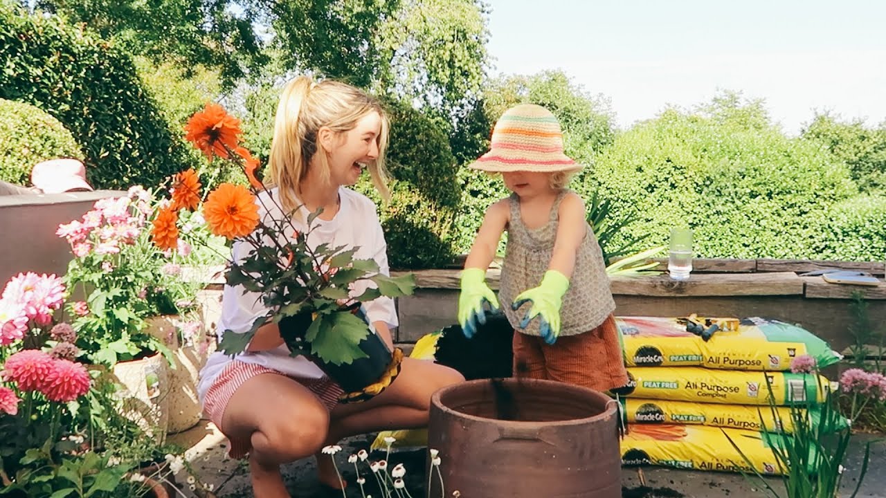 Tidying The Garden, Old Diaries & The Biggest Compliment | Vlogust Day 13