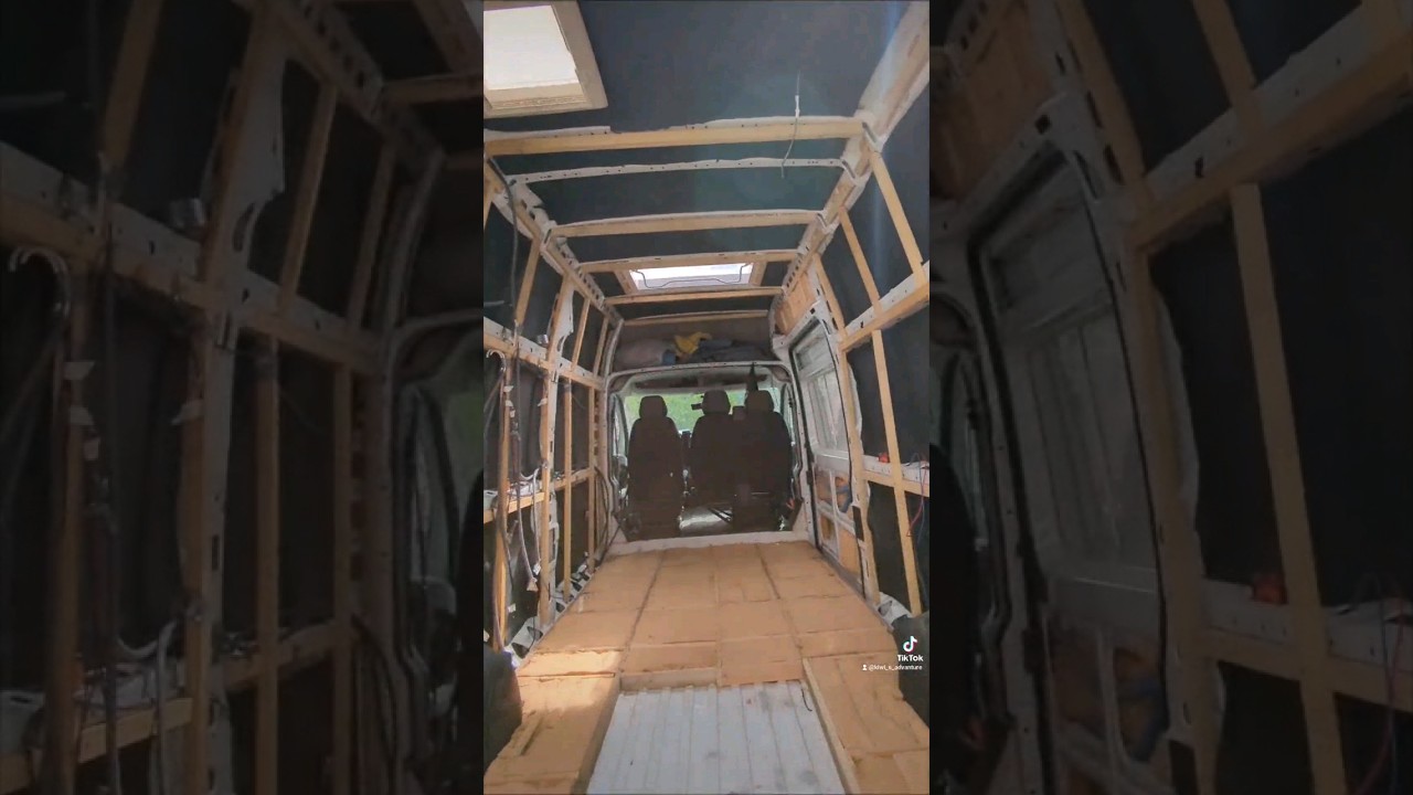 Isolation et rev&ecirc;tement du sol et des murs ❄️🌬️🌧️ #vanbuild #vanlife #homeonwheels #vanconversion