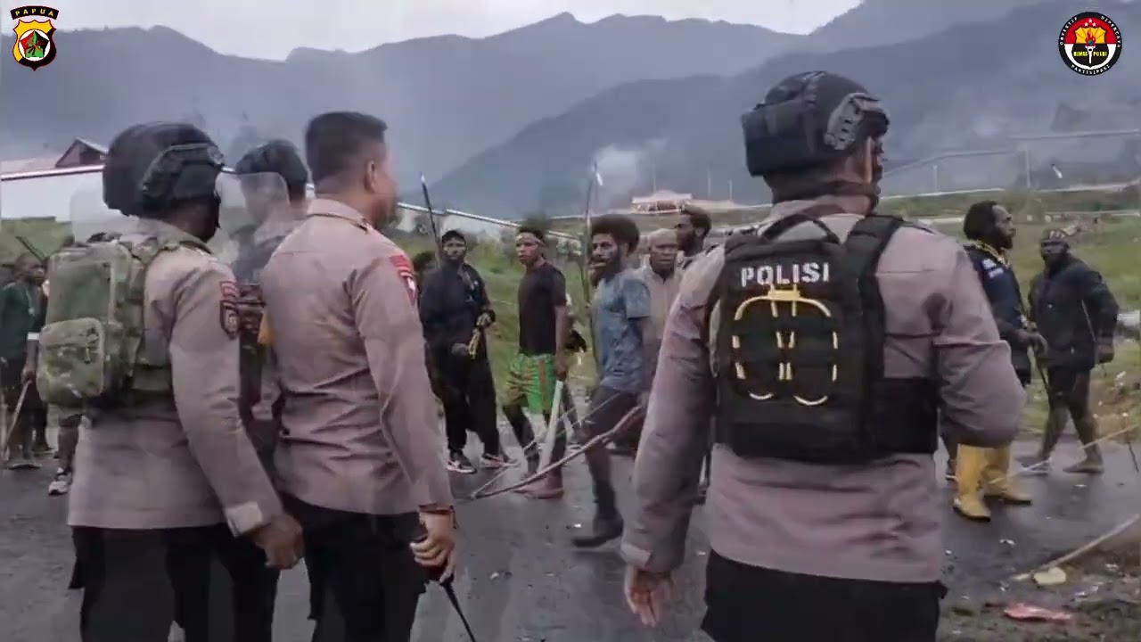 Keributan (Aksi Saling Serang) Di Depan Kantor KPUD Kab. Puncak Jaya.