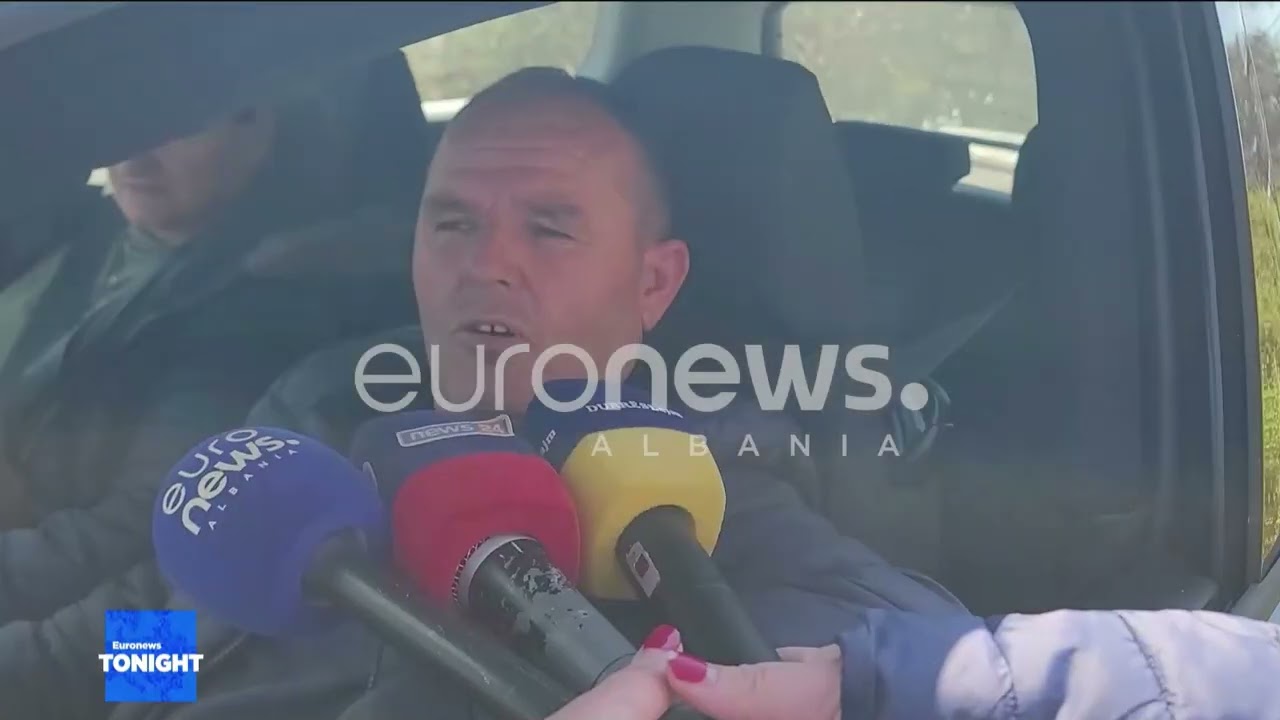 Banor&euml;t n&euml; protest&euml; p&euml;r rrug&euml;n n&euml; Shkallnur. 