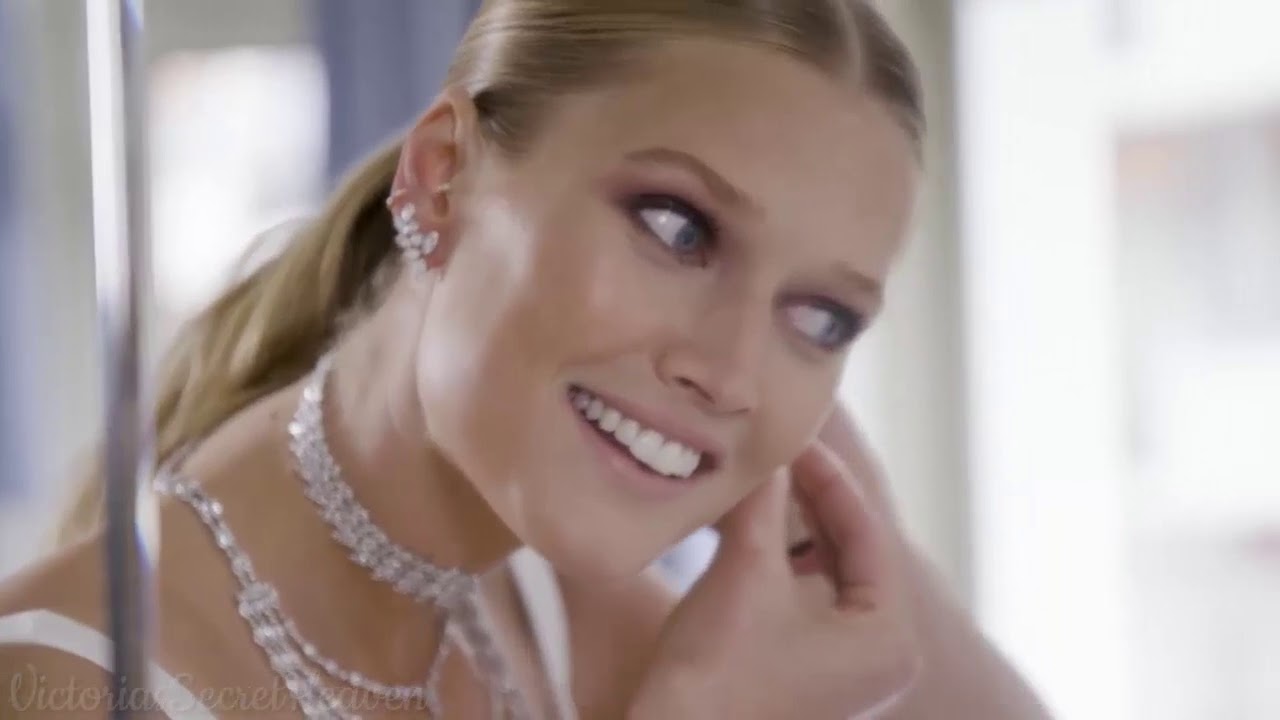 Toni Garrn - Midnight