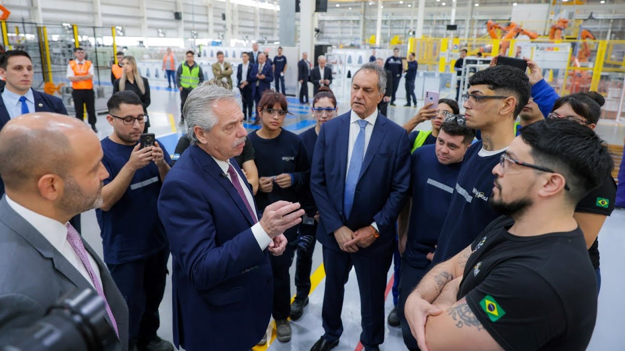 El presidente participó de la primera exportación a Brasil de la planta de Whirlpool, en Pilar.
