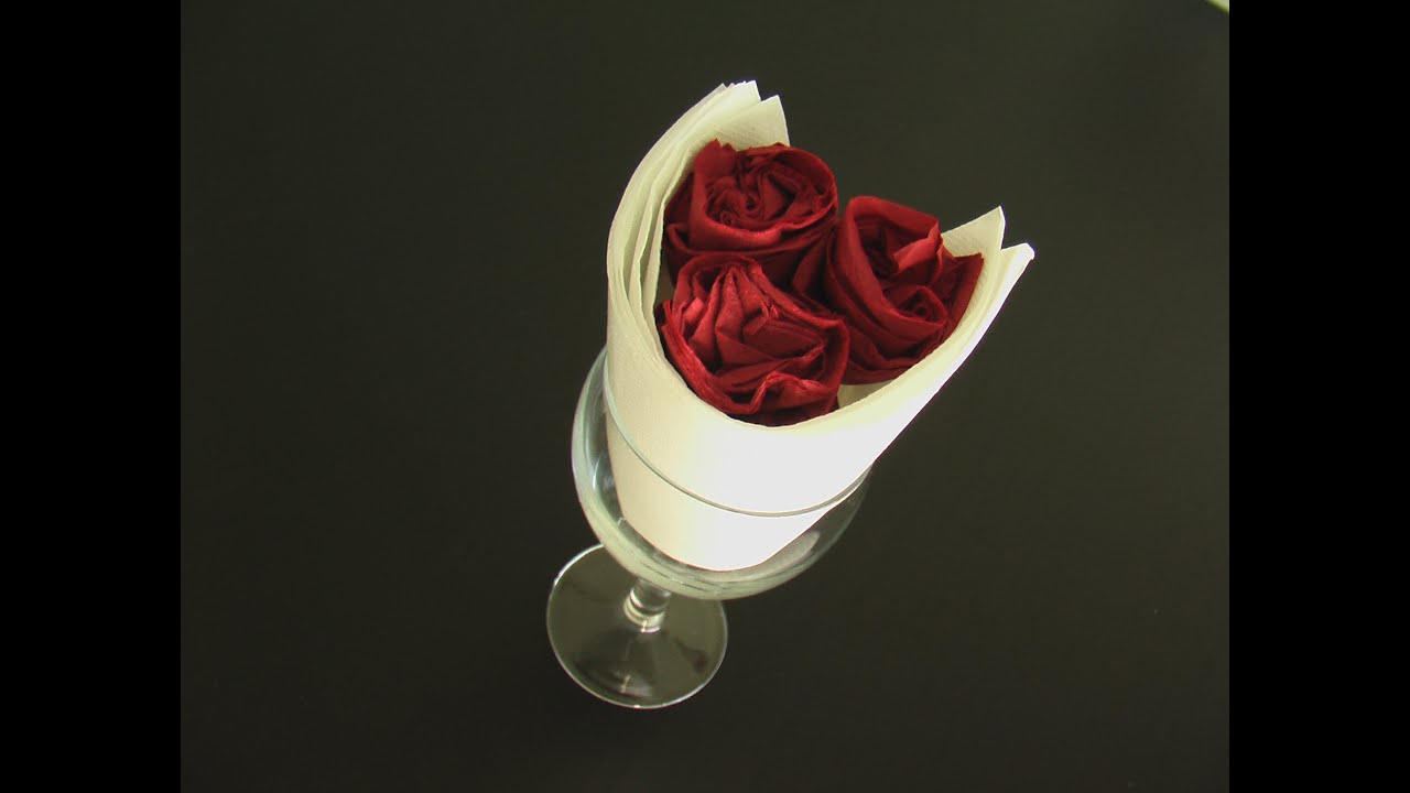 Сложите полотенце в форме букета роз