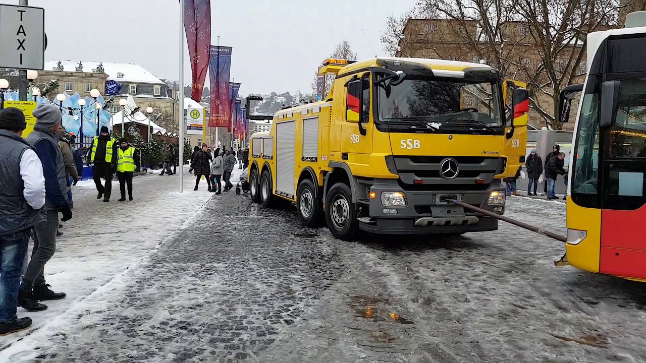 Bus Abschlepper macht Bussarde ziehen in Stuttgart SSB