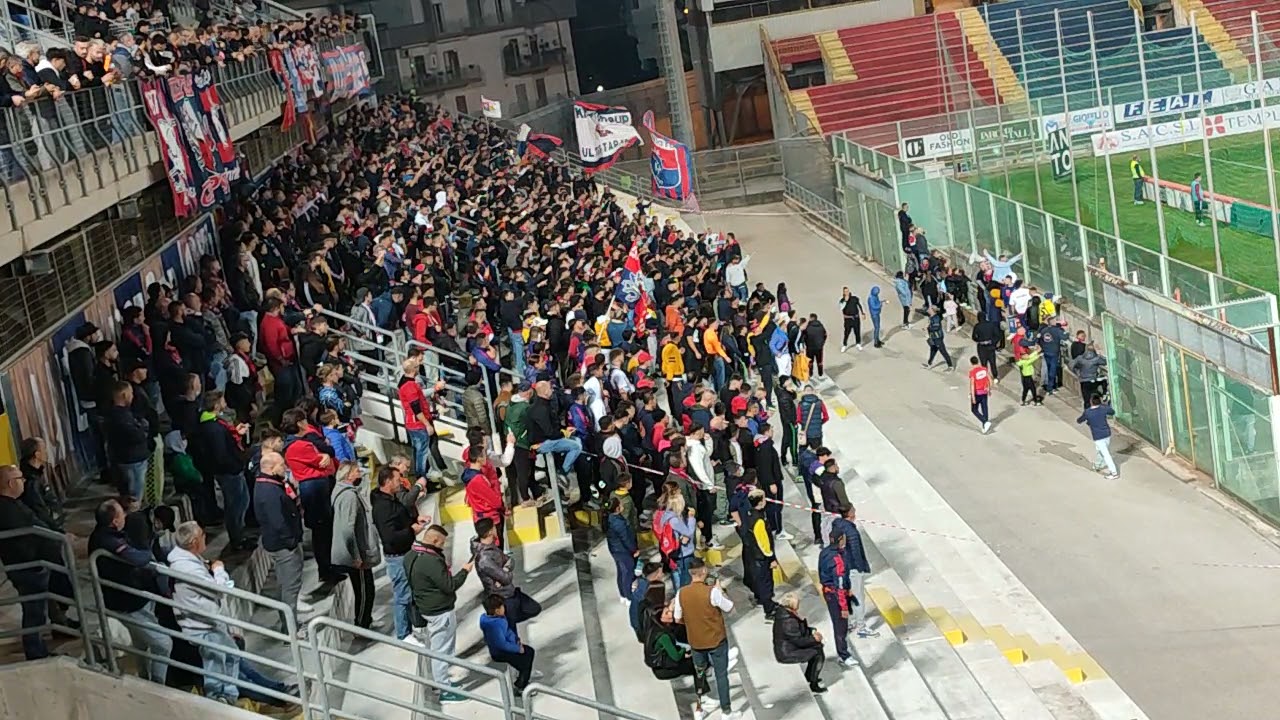 TARANTO-ANDRIA!!!ANDRIA ANDRIA VAFFANCULO!!!!