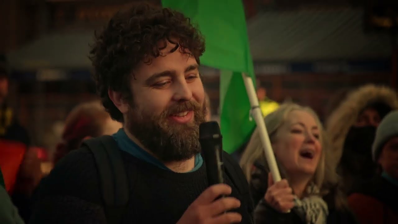 Eoghan Ó Ceannabháin Sings to Close Out A Solidarity Rally | Súil Chlé