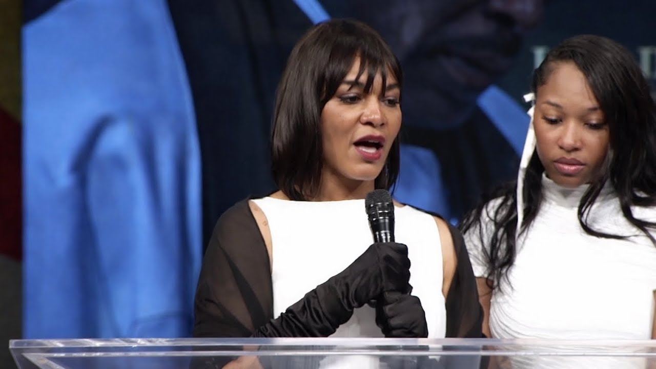 Жена пастора Лоуренса Блейка чуть не расплакалась на похоронах.