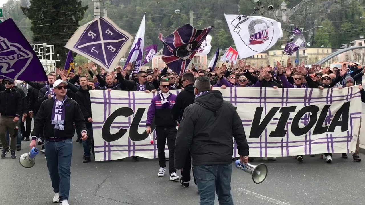 Austria-Salzburg-Fans marschieren durch Altstadt
