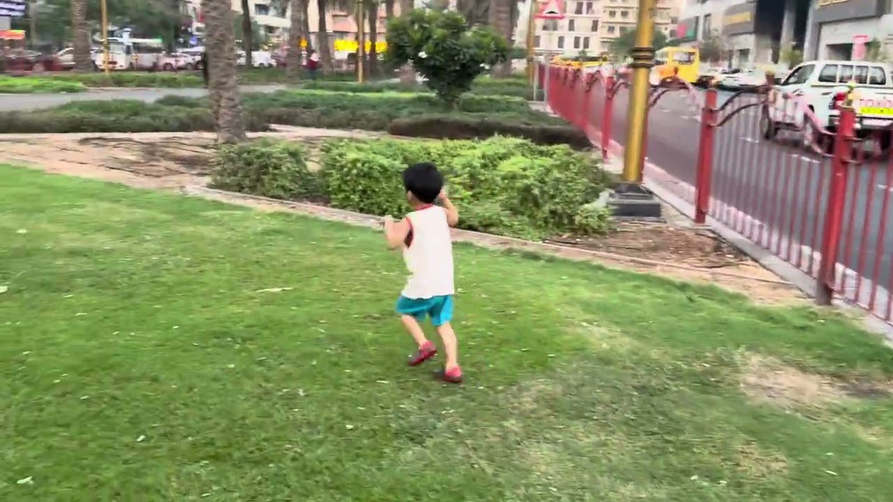 Tambay kami ni asher sa park,Malamig na simoy ng hangin,Masarap ng tumambay.