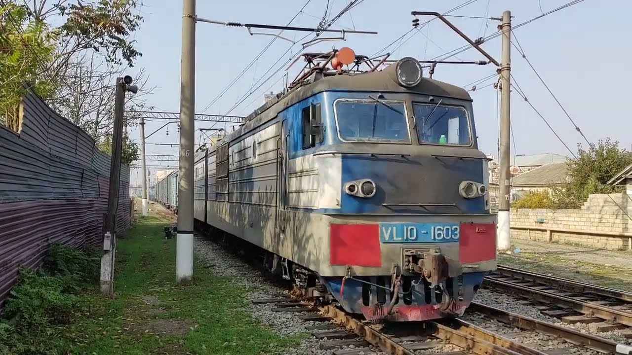 Электровоз ВЛ10-1603 с приветливой бригадой на станции Хырдалан