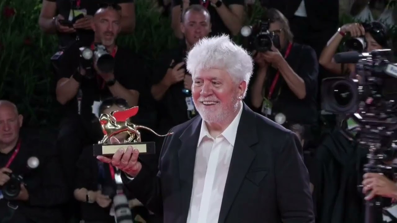 Almodóvar conquista un histórico León de Oro en Venecia con su oda a la solidaridad