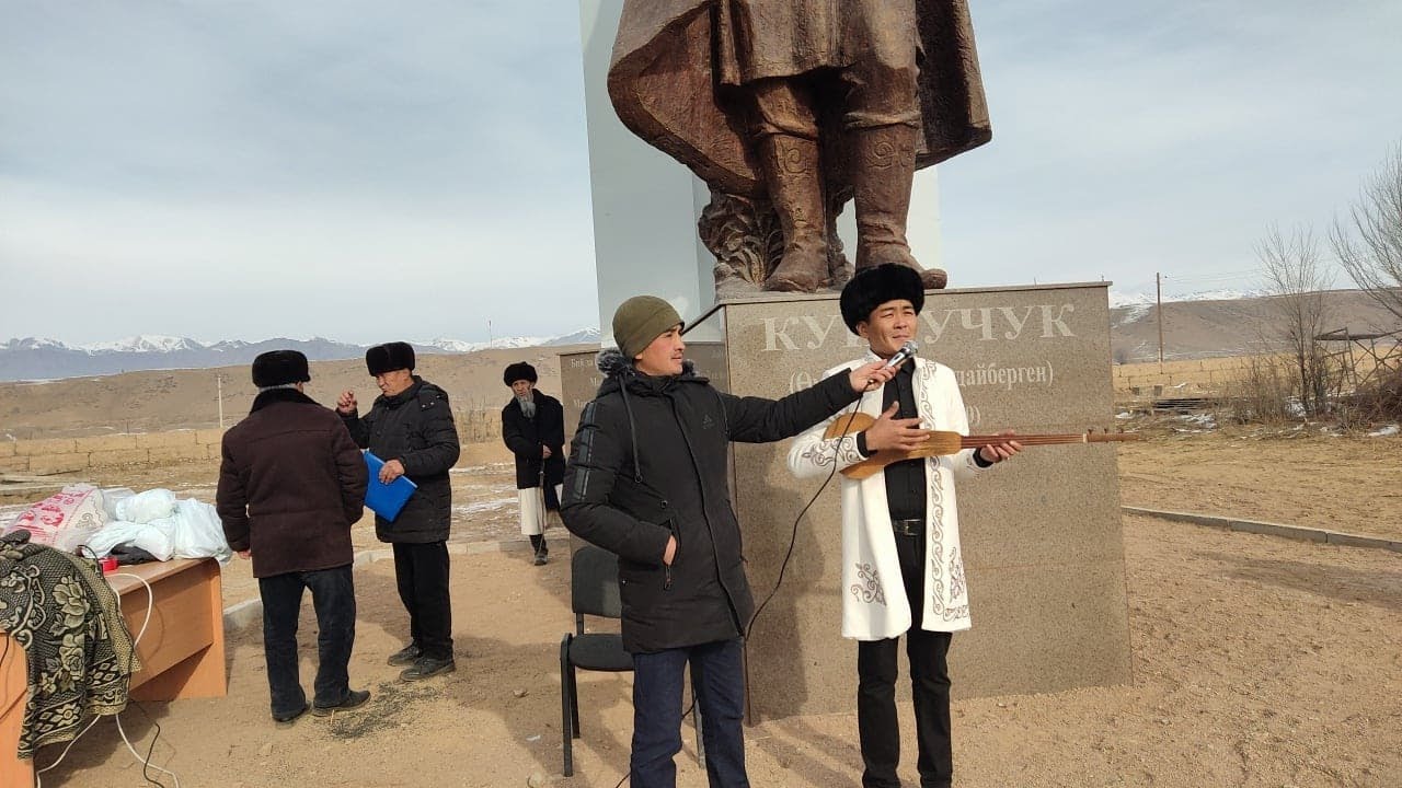 МУНДУЗБЕК УСУПБЕК УЛУУ: КУЙРУЧУК ӨТҮГҮ ДА БИЗДЕН БИЙИК ТУРАТ. ОЛУЯНЫ БҮРКҮТ, КАРЫШКЫР ЭЭРЧИП ЖҮРГӨН