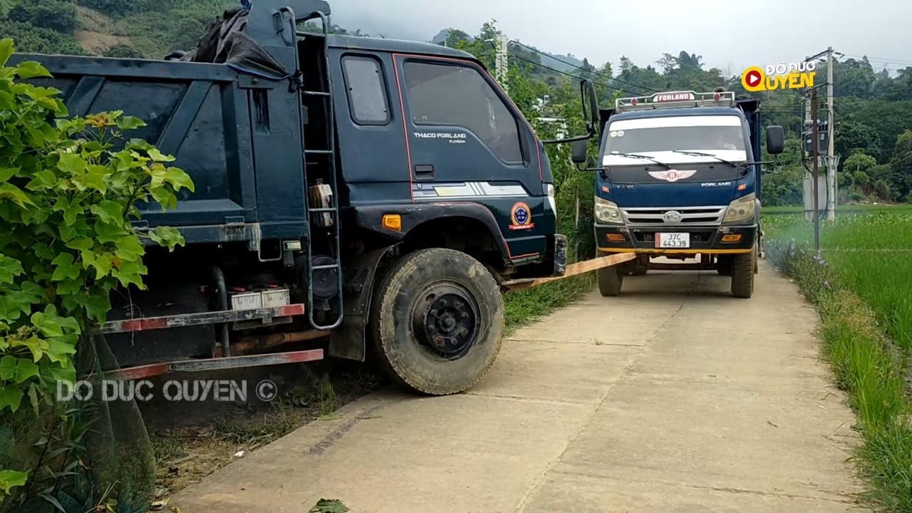 Xe Ôtô tải ben Thaco chở và đổ đất kéo dây cứu hộ lưu ban quay tít