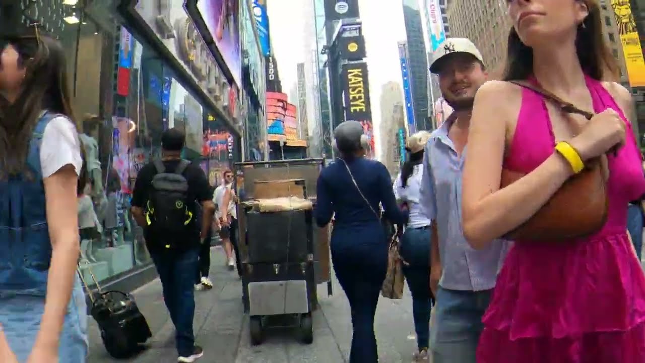 New York's Brightest Spot / Times Square Walk in 4K