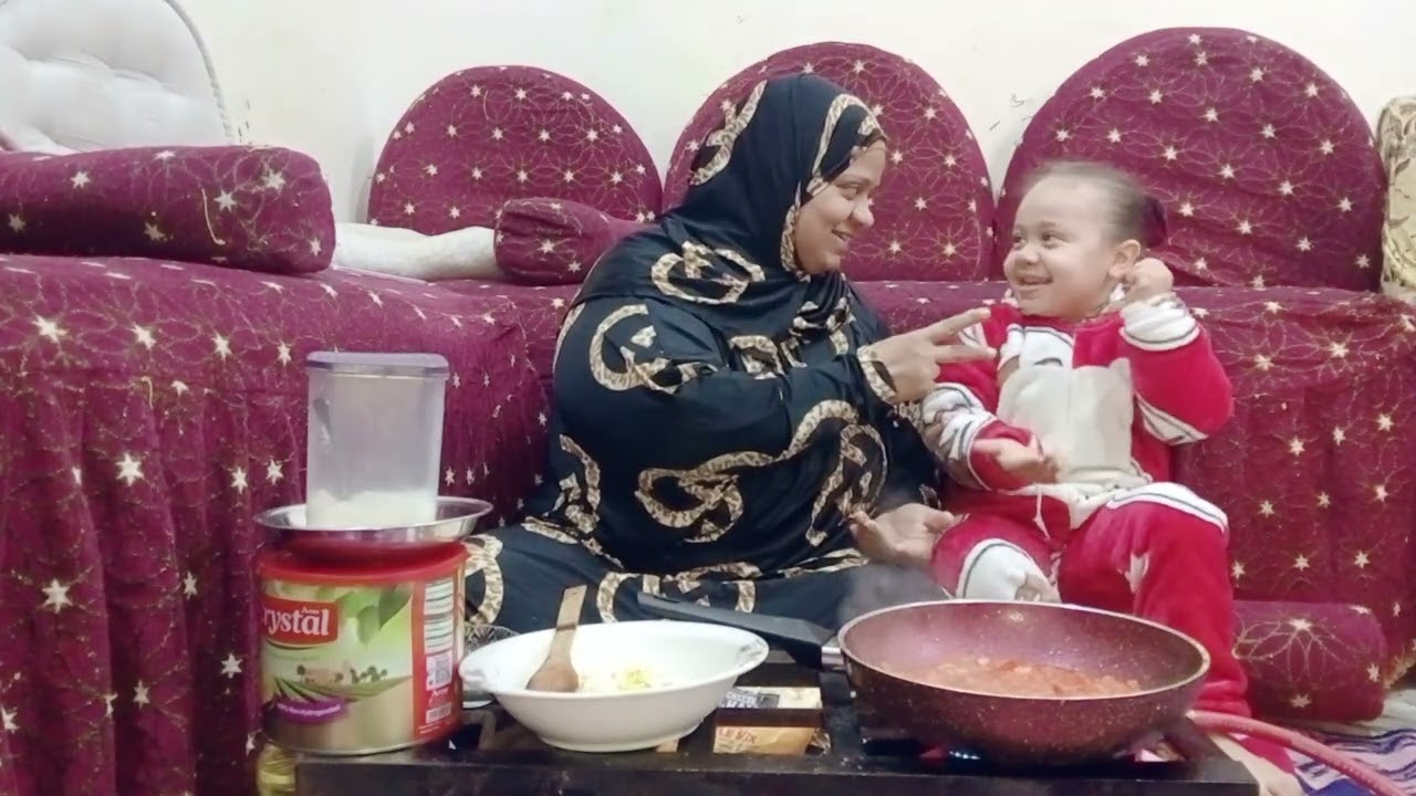  ام جنى ومليكه فطار سريع طاسة بيض بالموتزاريلا