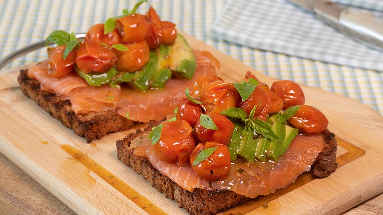 Tosta de aguacate, salmón y cherrys