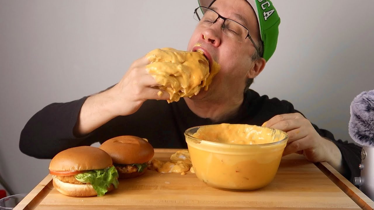 ASMR &bull; WENDY&rsquo;S CHICKEN SANDWICH DIPPED IN CHEESE  &bull; MUKBANG &bull; FEAST| SEANUSCA FOOD