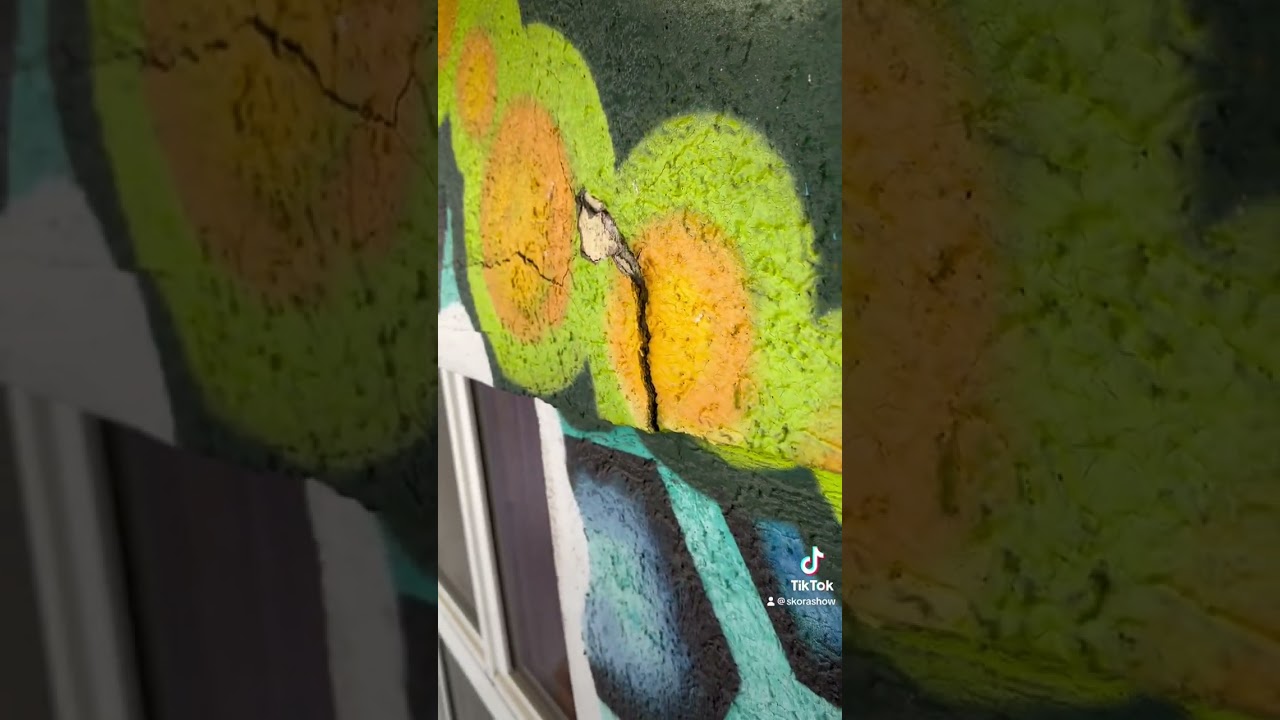 Alexander Skora HappyGoLucky Hotel Berlin Mural 😃 vandalism damaged facade repair 29.12.2023