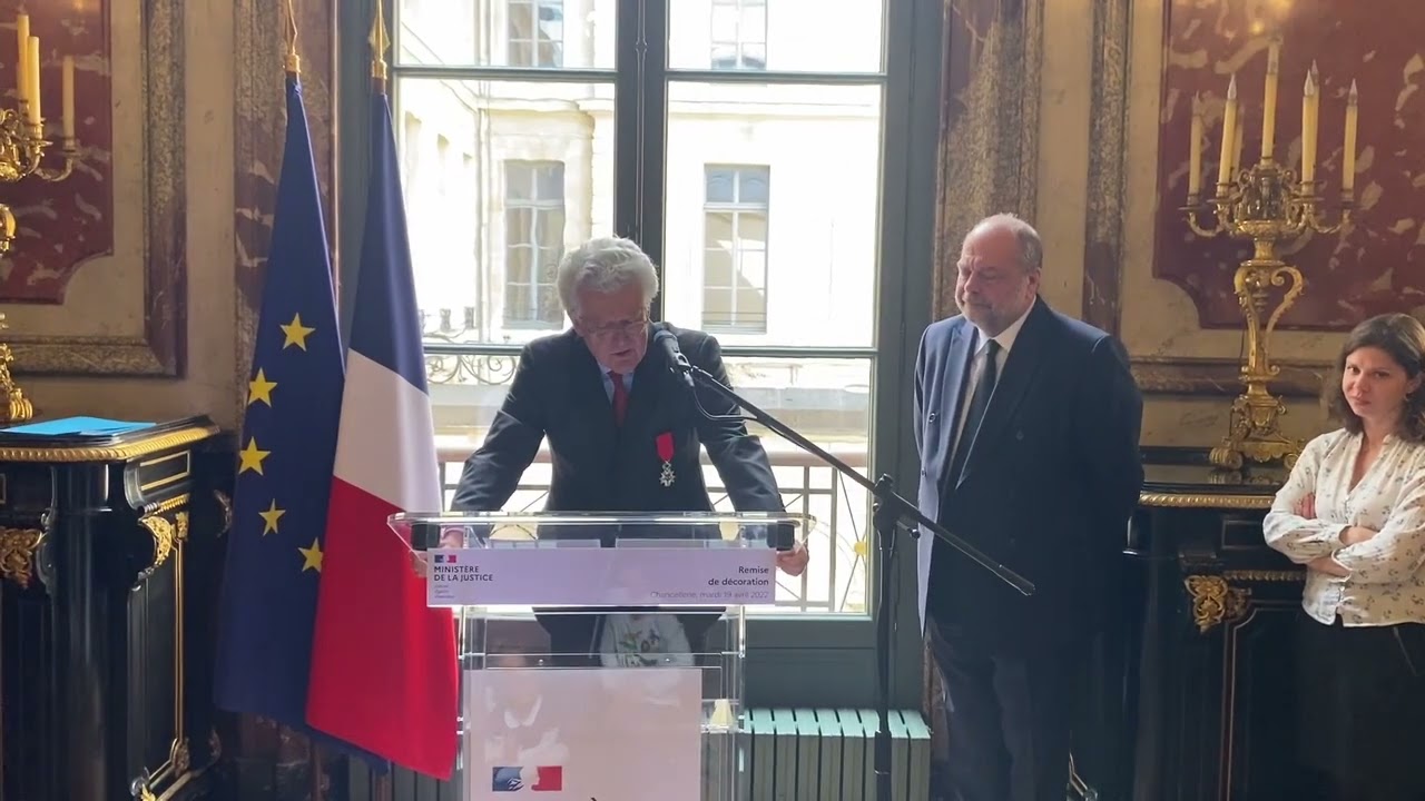 Remise de la Légion d'honneur à Me Hubert Delarue par Eric Dupond-Moretti, garde des sceaux
